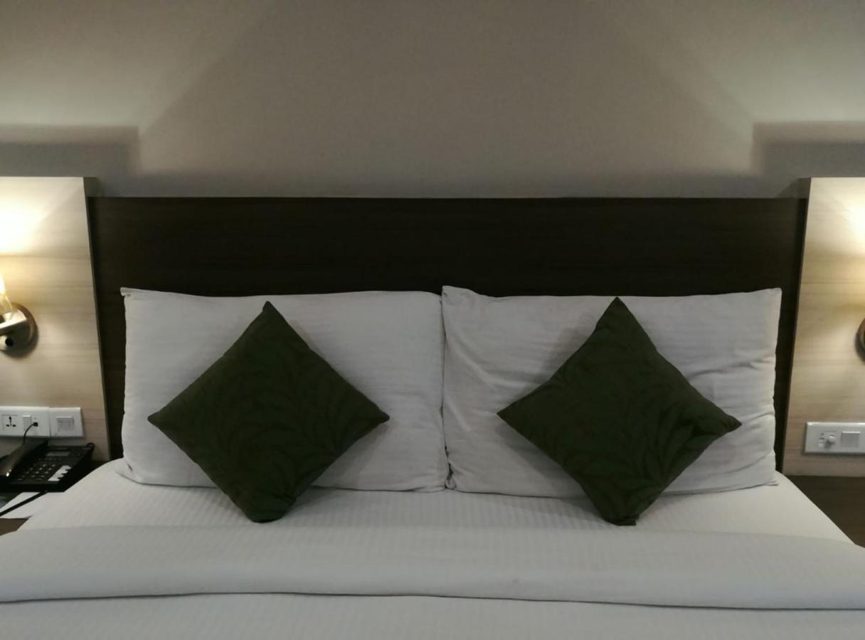 Hide Away Suites Noida Exterior photo