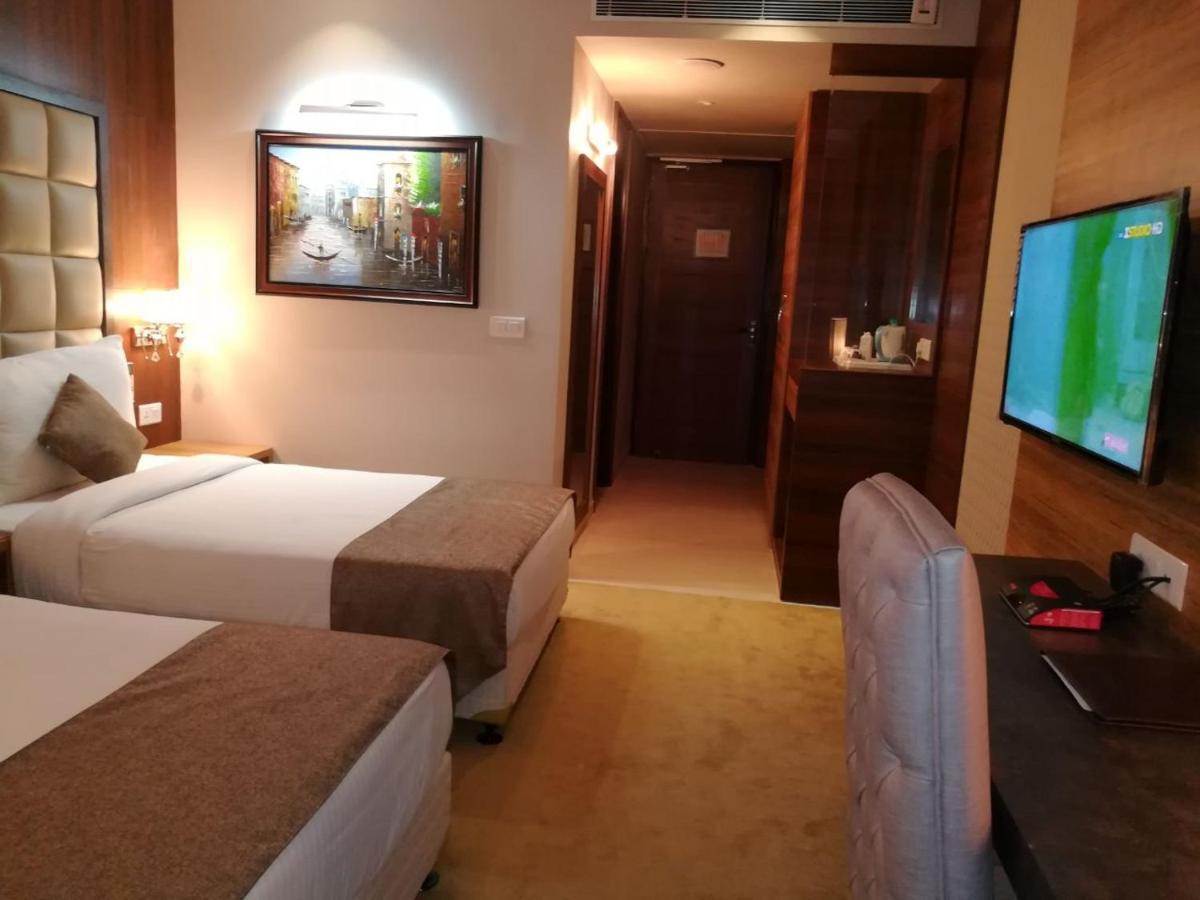 Hide Away Suites Noida Exterior photo