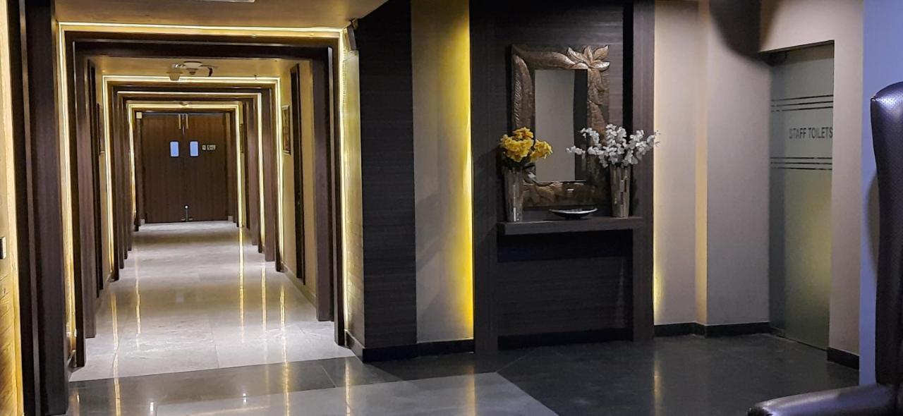 Hide Away Suites Noida Exterior photo