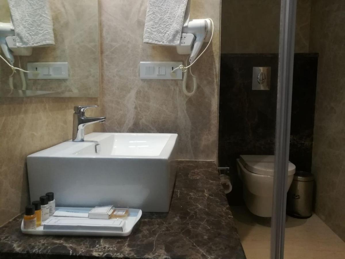 Hide Away Suites Noida Exterior photo