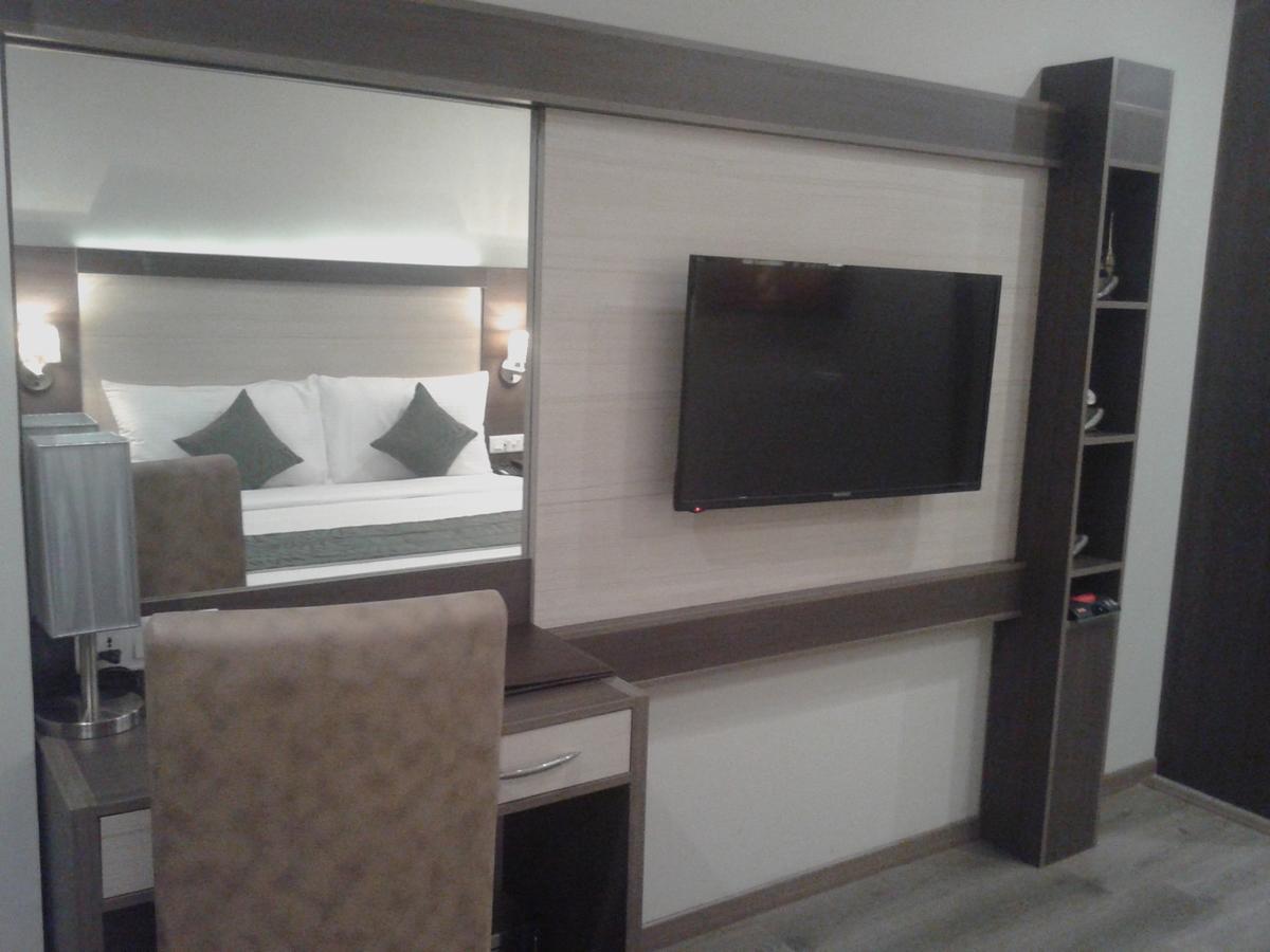 Hide Away Suites Noida Exterior photo