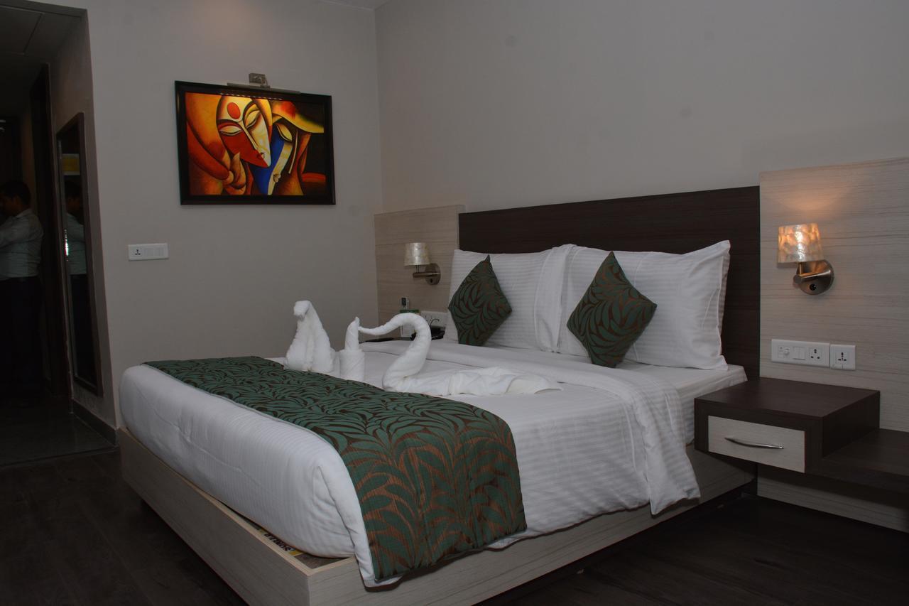 Hide Away Suites Noida Exterior photo