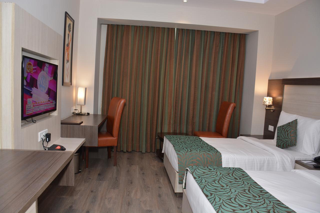 Hide Away Suites Noida Exterior photo