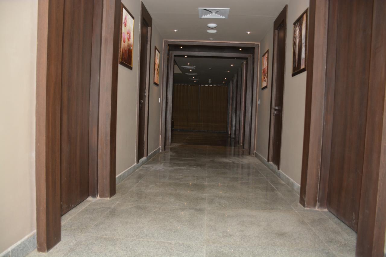 Hide Away Suites Noida Exterior photo