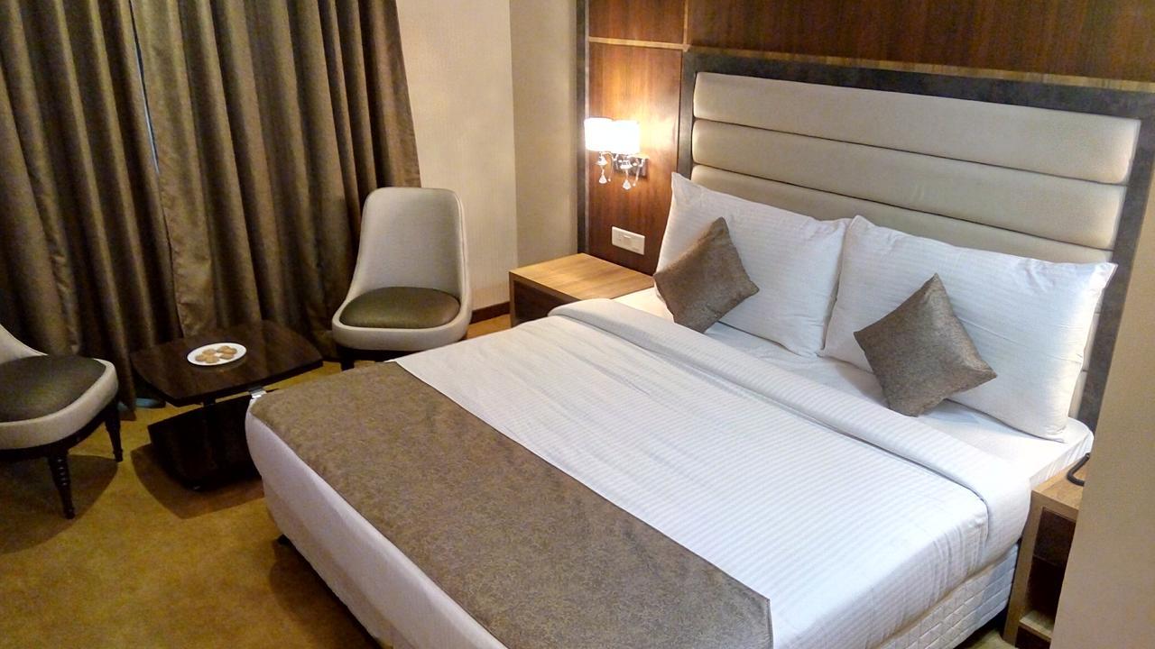 Hide Away Suites Noida Exterior photo