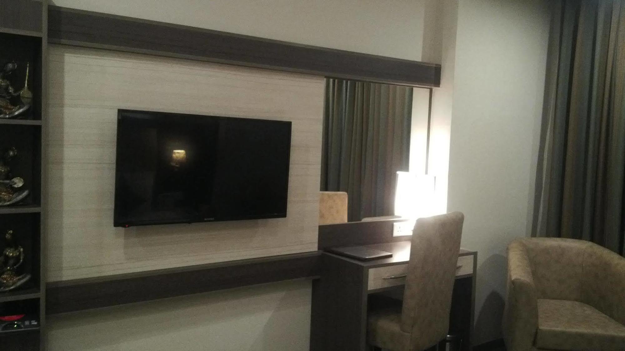 Hide Away Suites Noida Exterior photo