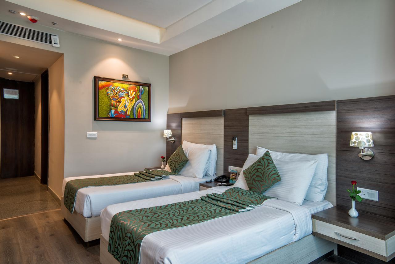 Hide Away Suites Noida Exterior photo