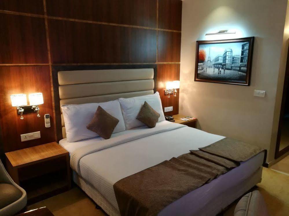 Hide Away Suites Noida Exterior photo