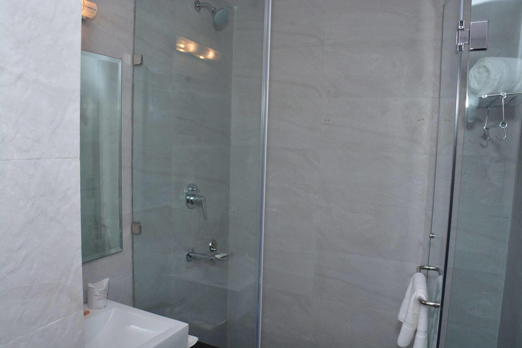 Hide Away Suites Noida Exterior photo