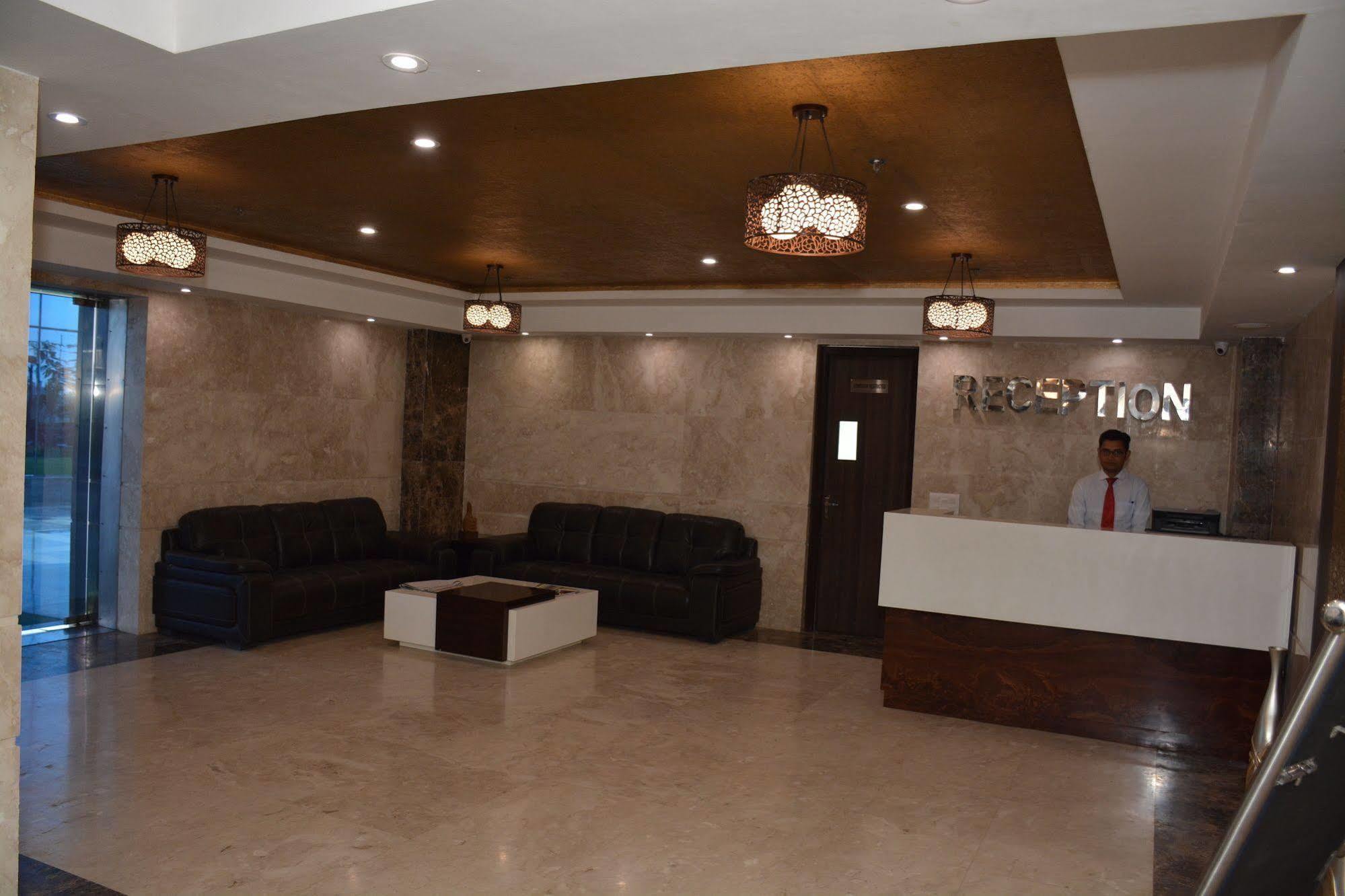 Hide Away Suites Noida Exterior photo