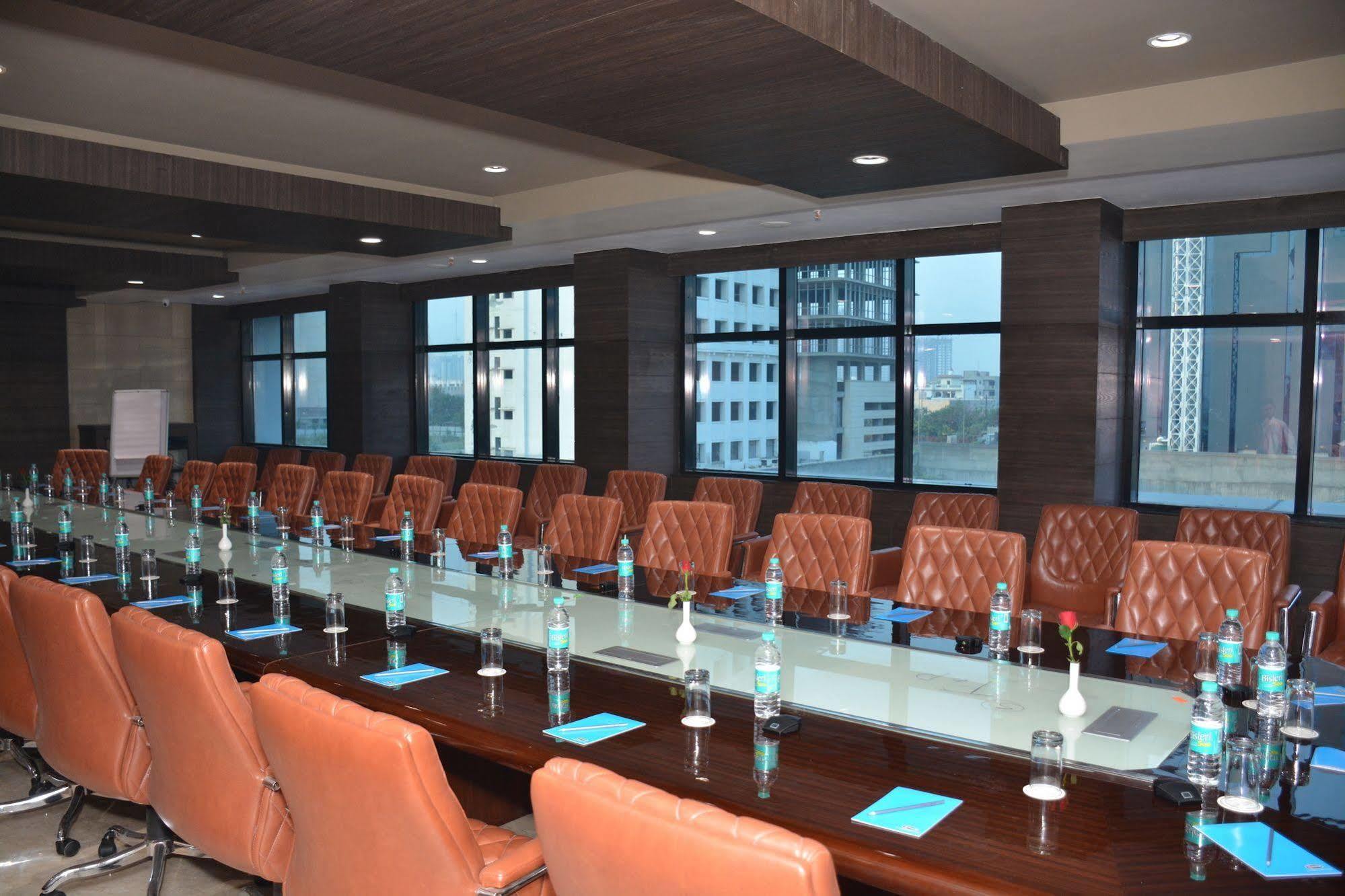 Hide Away Suites Noida Exterior photo