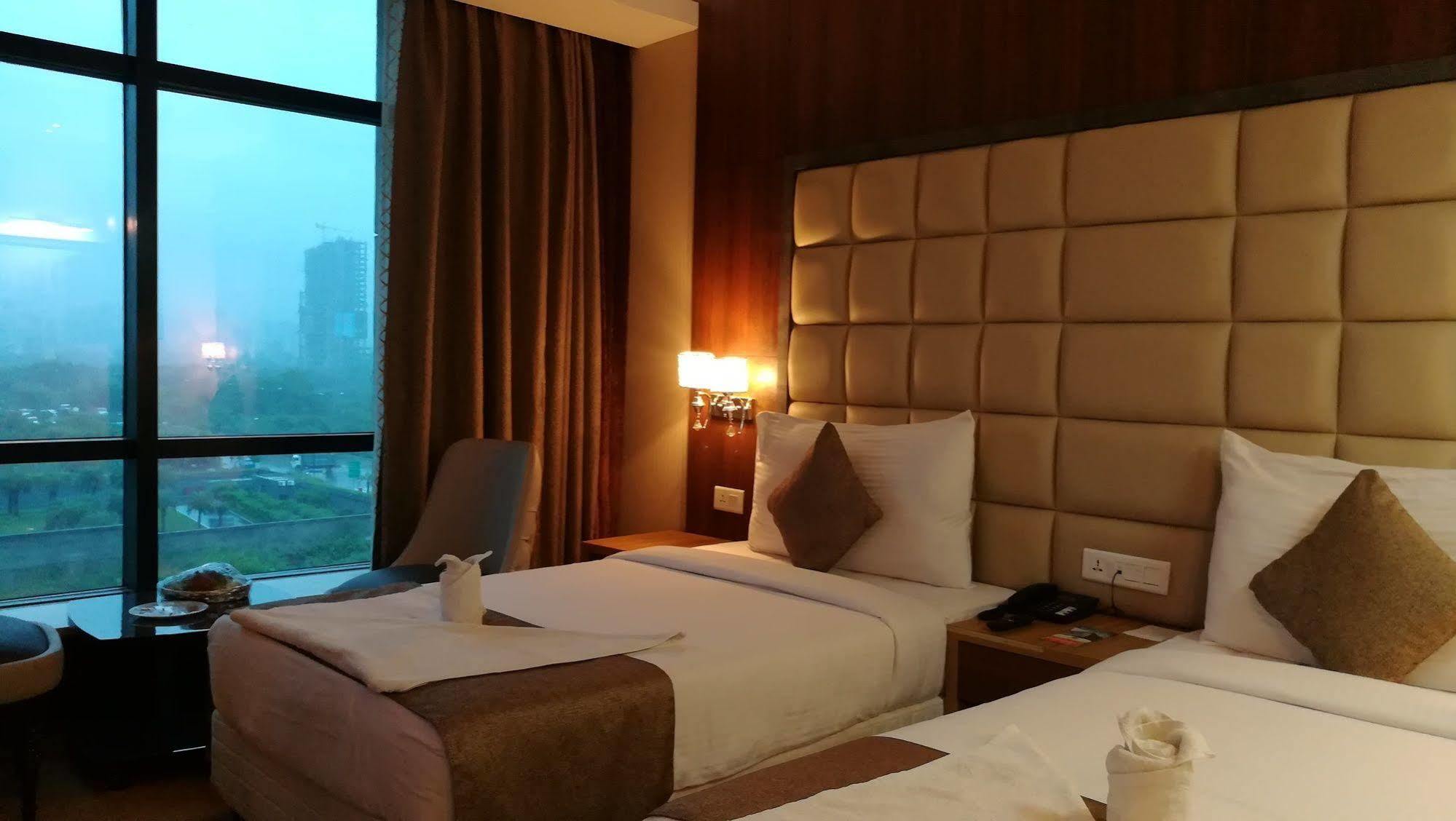 Hide Away Suites Noida Exterior photo