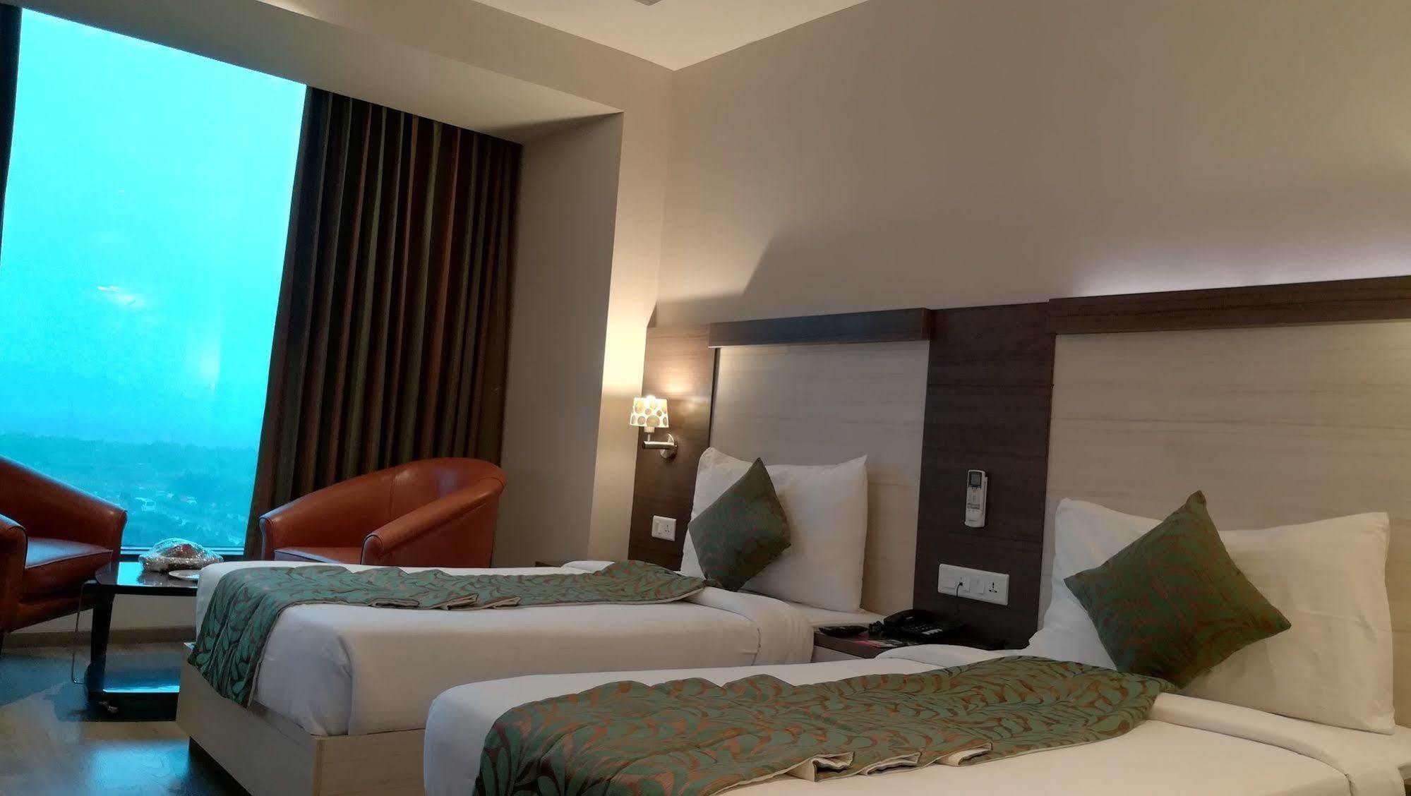 Hide Away Suites Noida Exterior photo