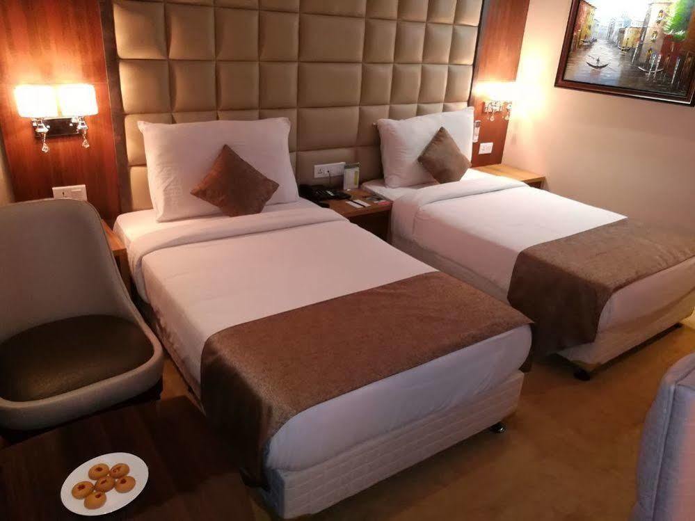 Hide Away Suites Noida Exterior photo