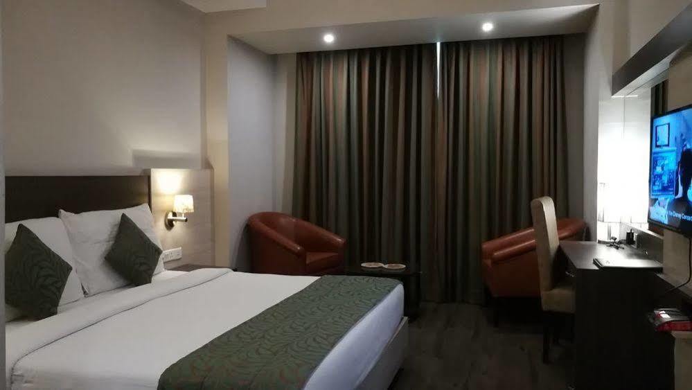 Hide Away Suites Noida Exterior photo