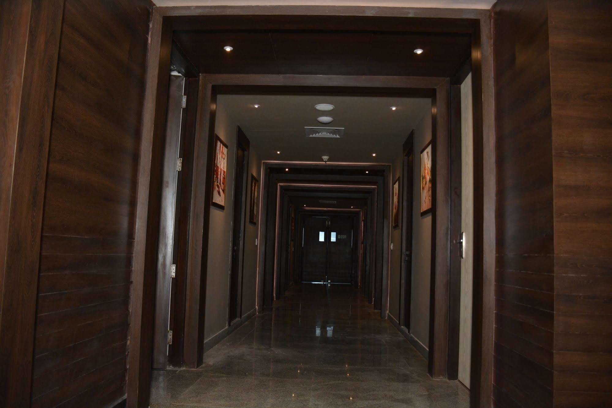 Hide Away Suites Noida Exterior photo