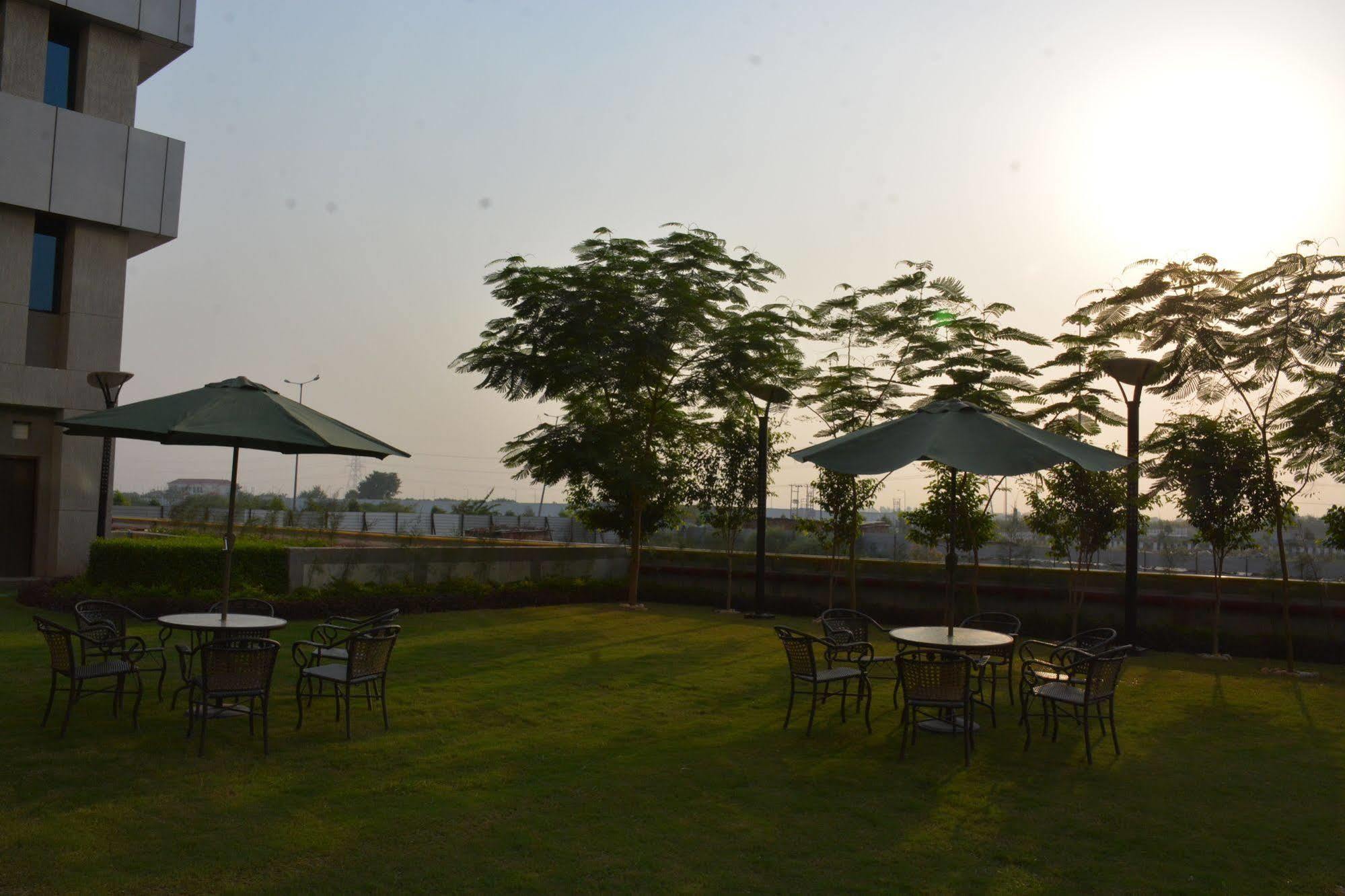 Hide Away Suites Noida Exterior photo