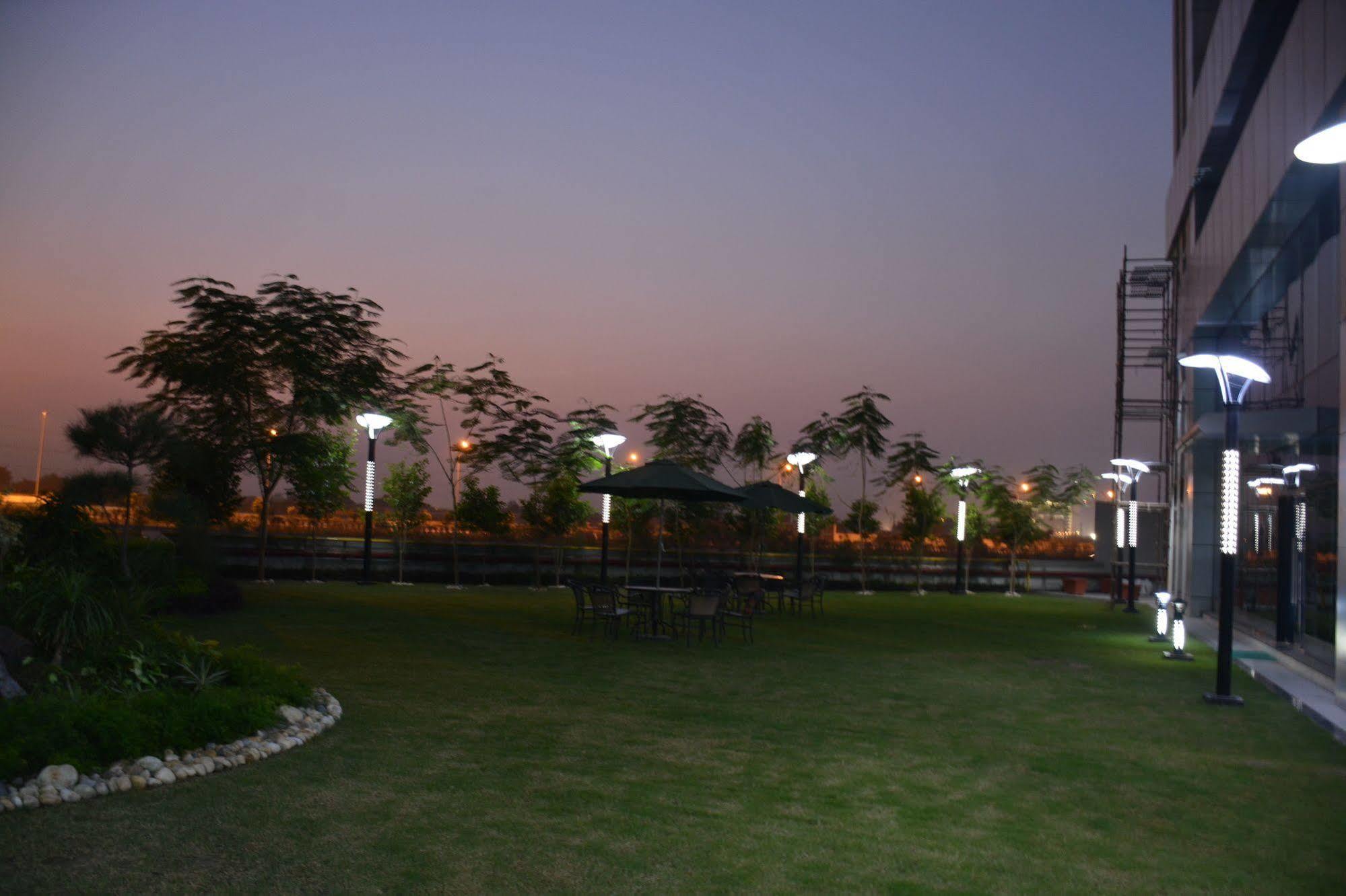 Hide Away Suites Noida Exterior photo